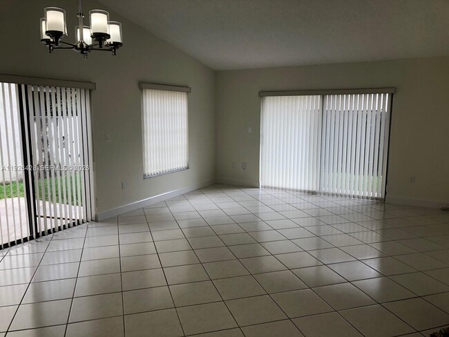Foto del edificio - 9044 SW 112th Ct