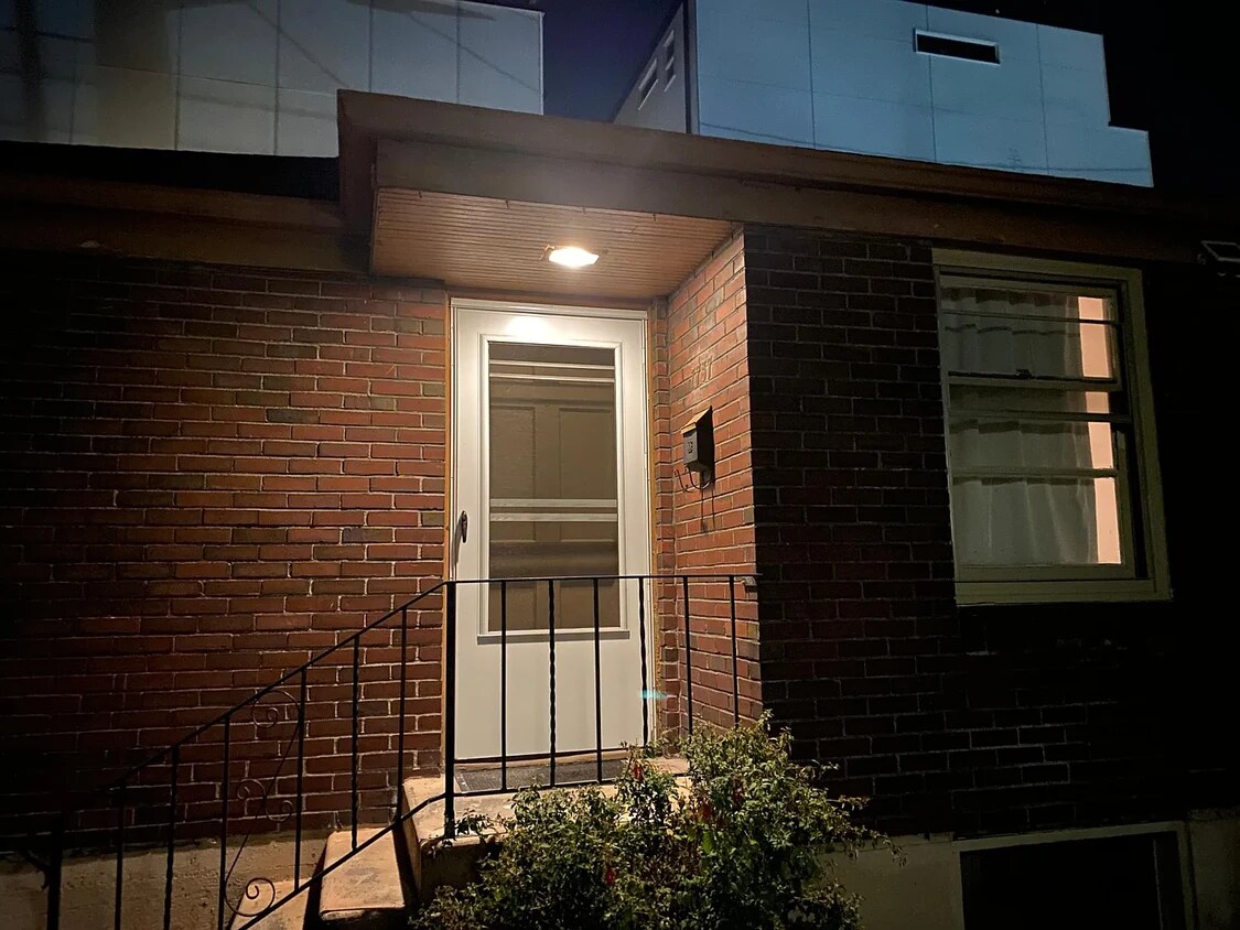 Foto principal - 7737 15th Ave NW