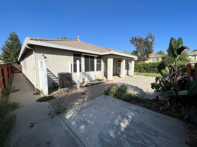 Foto del edificio - NW Visalia Home coming soon !