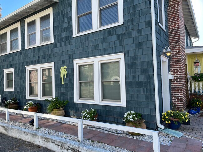 Vintage Beach House - 1412 Strand St