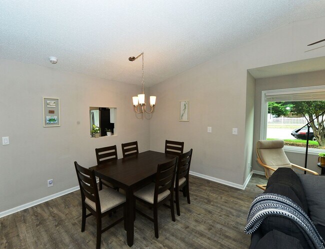 Foto del edificio - Sought After Location!