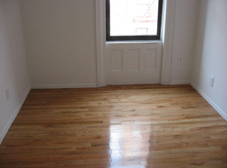 Foto principal - 62 W 10th St
