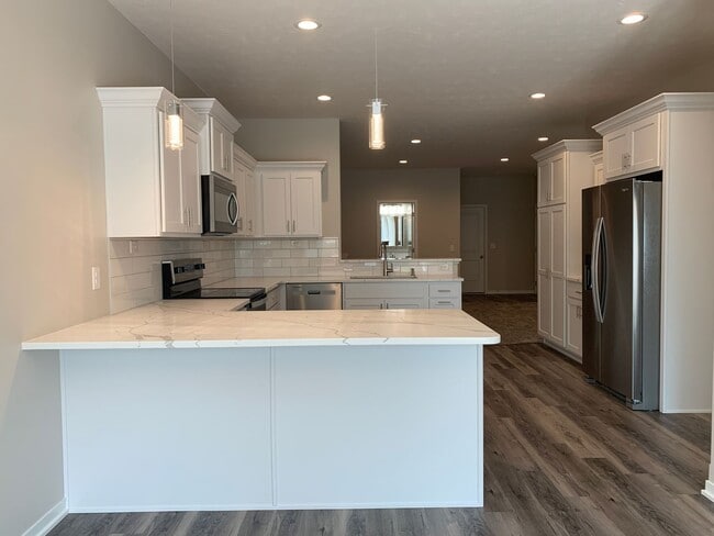 Building Photo - Zero entry ranch townhome with 2 stall garage. Laundry on main level, 2 bedrooms/2.5 bath in SE L...