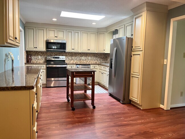 Foto del edificio - 1005 Hayfield Ln