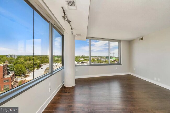 Living area w/ panoramic windows - 2001 15th St N