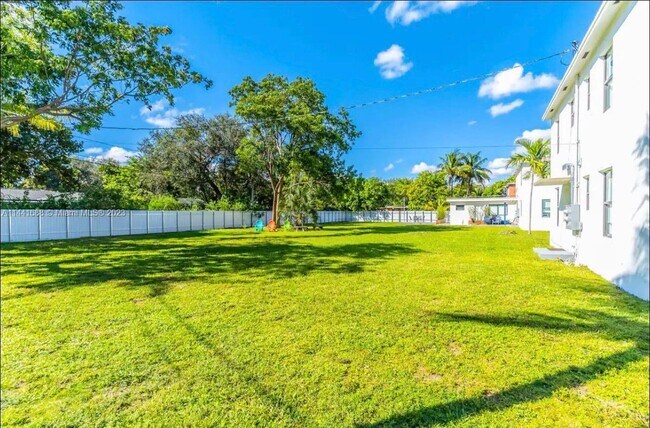 Foto del edificio - 850 NE 124th St