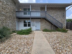 Building Photo - 2504 Manor Cir