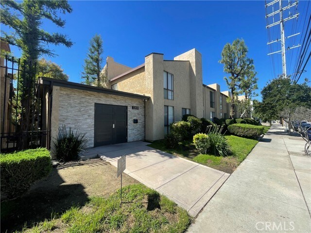 Foto del edificio - 22038 Vanowen St
