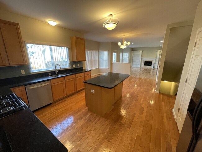 Building Photo - Elegant 4-Bedroom Home for Lease in Ladue ...