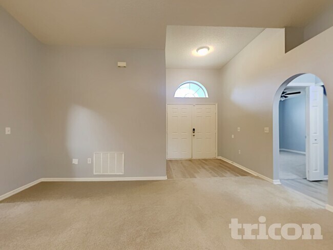 Foto del edificio - 7439 Lawn Tennis Ln