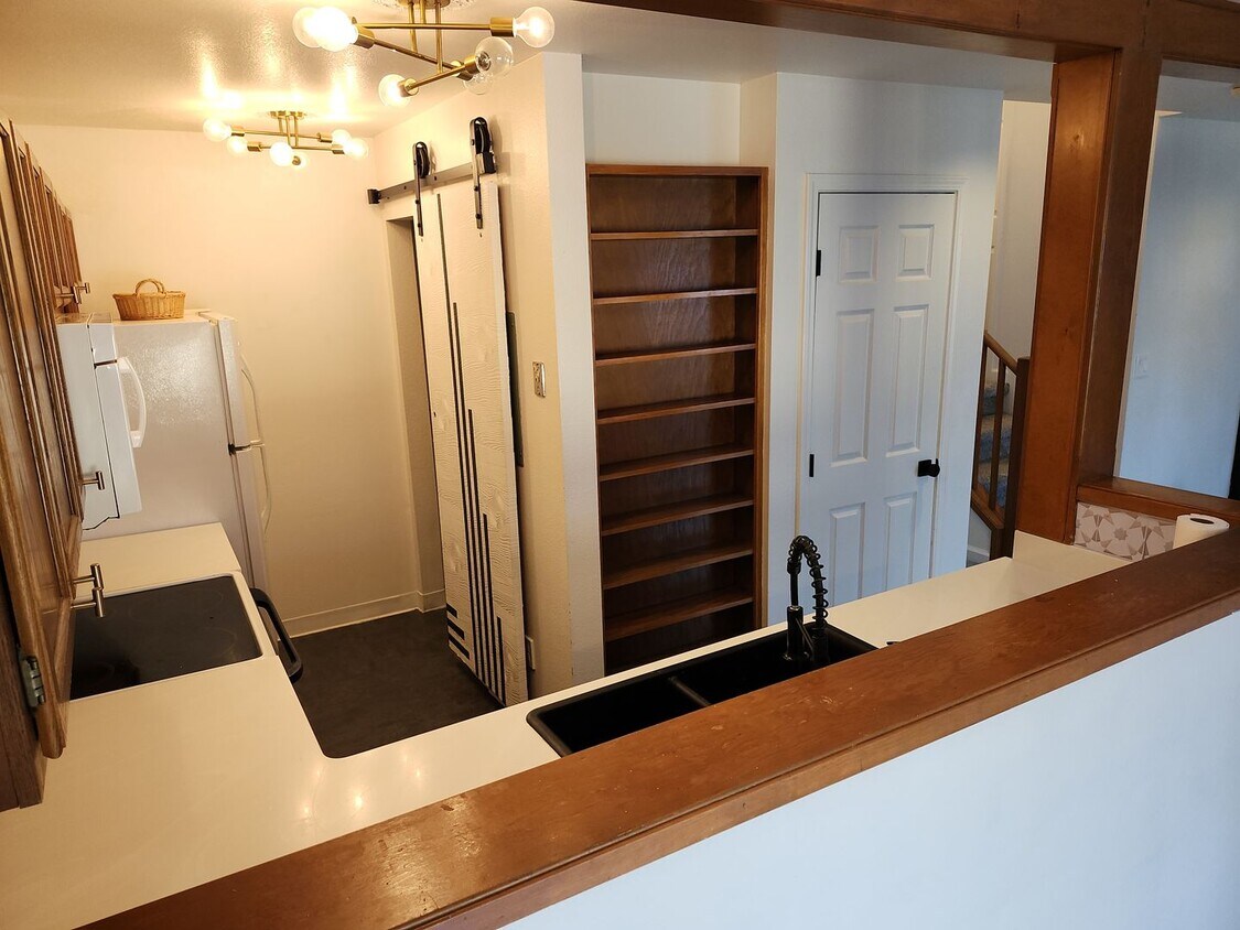 Primary Photo - 2 Bed 1.5 Bath All utilities included, oth...