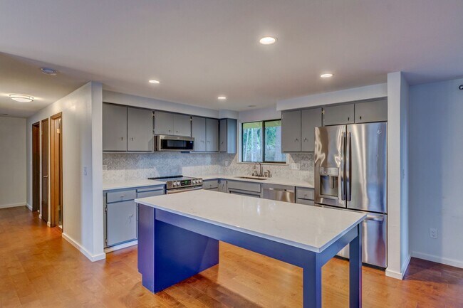 Foto del edificio - Spacious 4-Bedroom Home with Modern Upgrad...