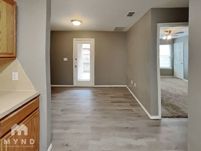 Building Photo - 528 N Brentwood Ave