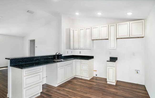 Building Photo - Cozy Home