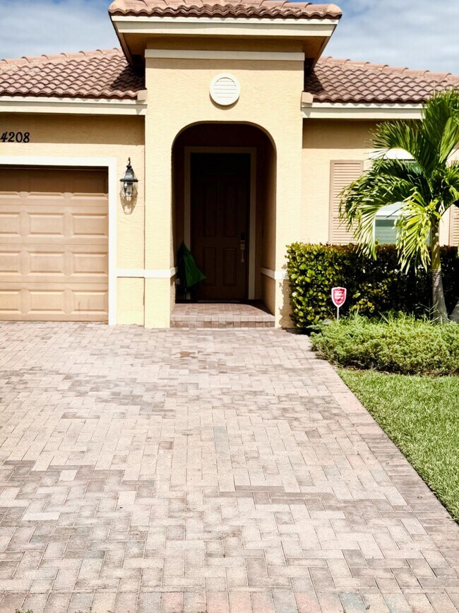 Foto del edificio - 4208 Troon Pl