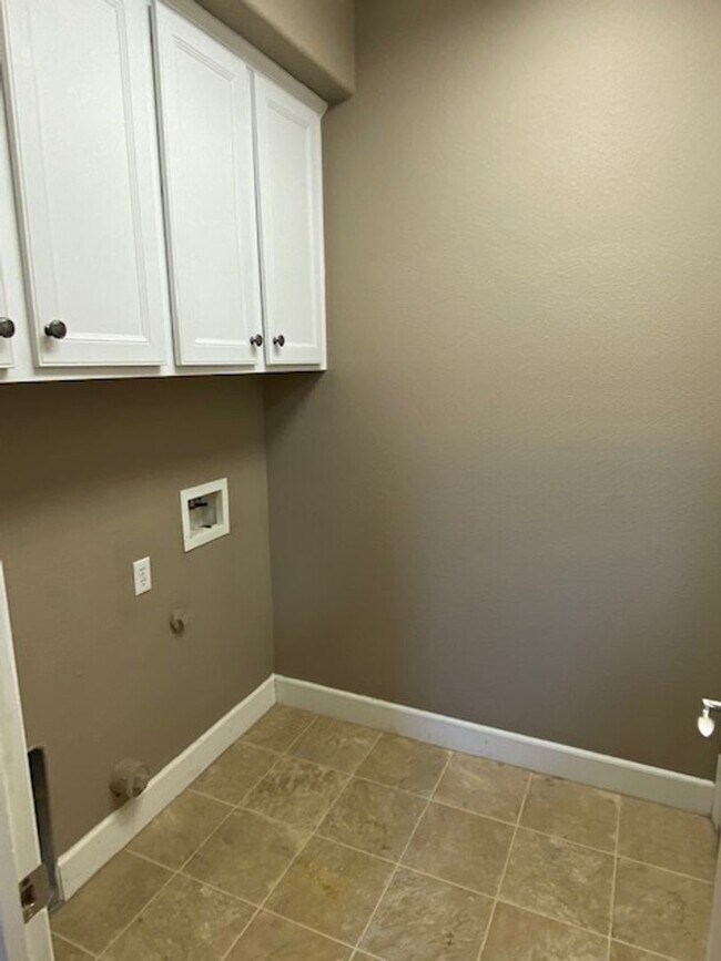 Foto del edificio - Lincoln Crossing 6 bedroom home with new c...