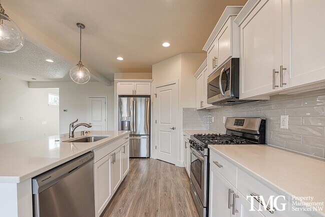 Building Photo - Newer Brush Prairie Home in Greenbelt Setting!