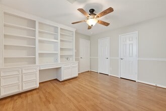 Building Photo - 10827 Oak Bayou Ln