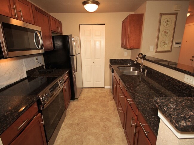 Building Photo - BEAUTIFULLY REMODELED INTERIOR
