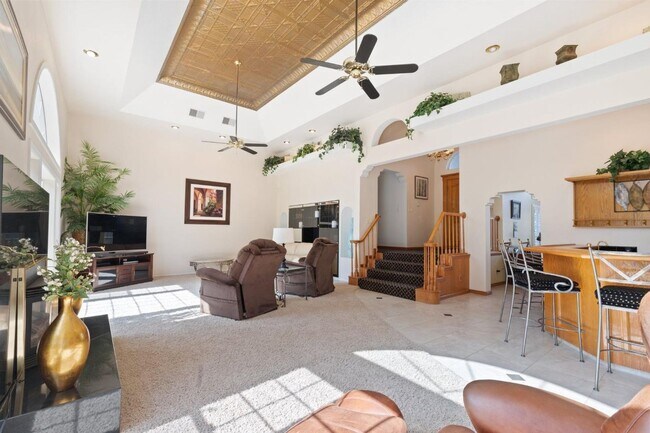 Building Photo - Gorgeous 4/4 Madera Country Club Estate