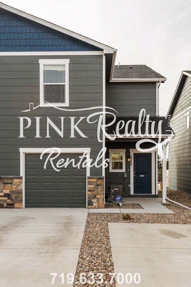 Building Photo - Spacious 3 Bedroom Townhome Located Just o...