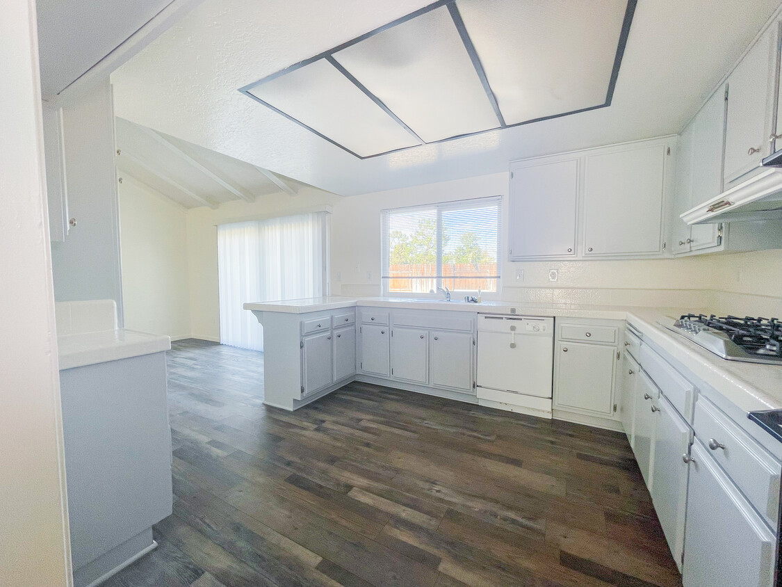 Spacious kitchen - 25770 Mariposa St