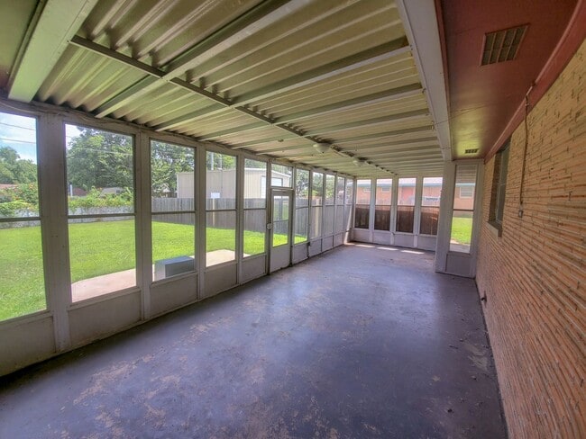 Foto del edificio - 4 Bedroom 2 bath Home in Shawnee