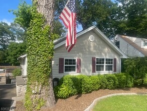 Building Photo - 17 Upper Rainbow Tr