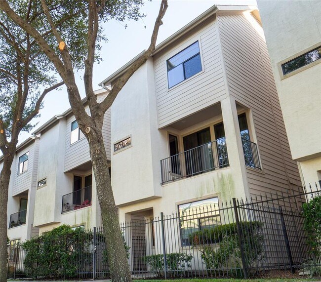 Building Photo - 2704 Dallas St