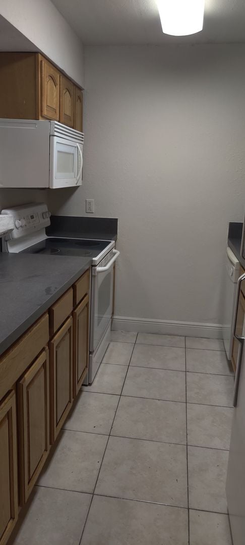 Building Photo - Ground floor 2 bedroom condo