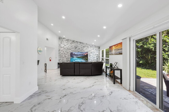 Foto del edificio - 1318 Bayport Ave