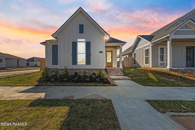 Building Photo - 128 Oak Village Dr