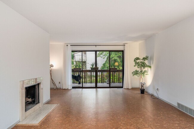Foto del edificio - Huge, refreshed 2 bedroom-2 bath in Chambe...