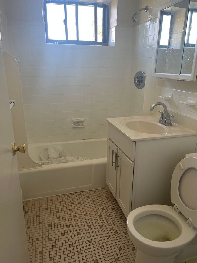 Building Photo - No Fee Massive 2 bed with New floors, kitchen and paint, AC VERY SUNNY!!  PARKING INCLUDED