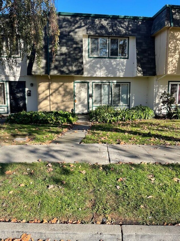 Great 2story 3 bedroom 1.5 bath townhome Townhome Rentals in Hayward CA
