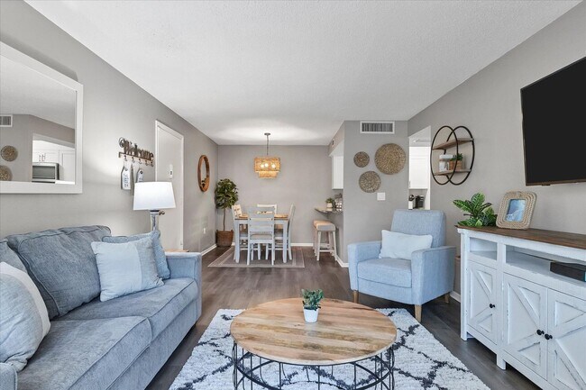 Foto del edificio - SEASONAL BEAUTIFULLY UPDATED GROUND FLOOR ...