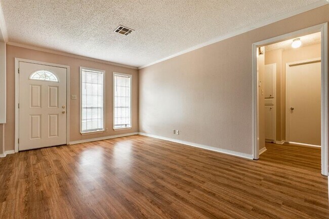 Foto del edificio - 1220 E Brooks St