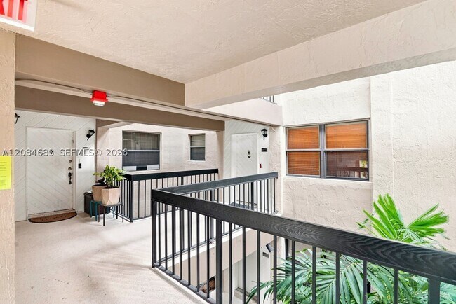 Foto del edificio - 471 Ives Dairy Rd