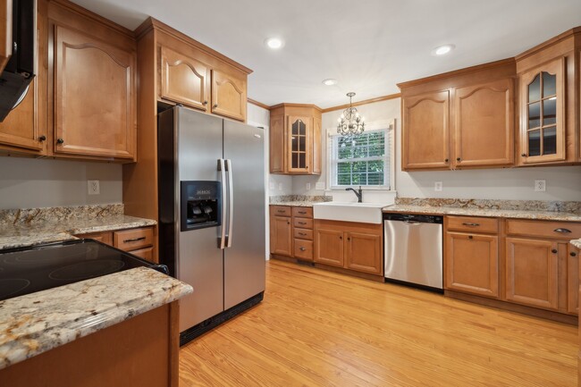 Kitchen with farmhouse sink, ss appliances and granite counters - 1818 Woodland Dr