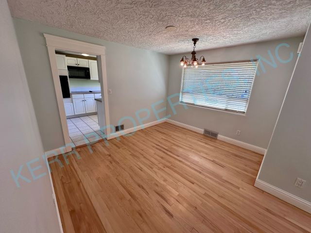 Foto del edificio - Charming 3-Bedroom Oasis in Milwaukie - Spacious 1230 Sq Ft Retreat!