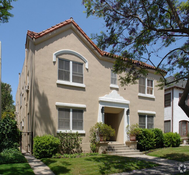 Building Photo - 121 N La Peer Dr