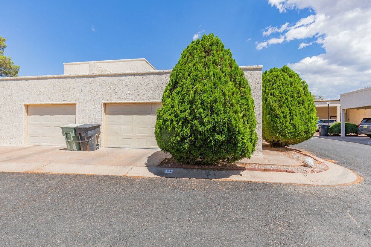 Primary Photo - Townhome On The Golf Course!