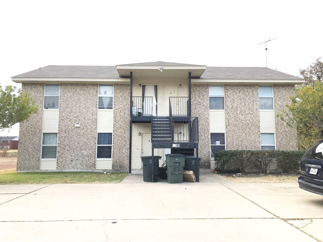 Foto principal - 1709 Cedarhill Dr