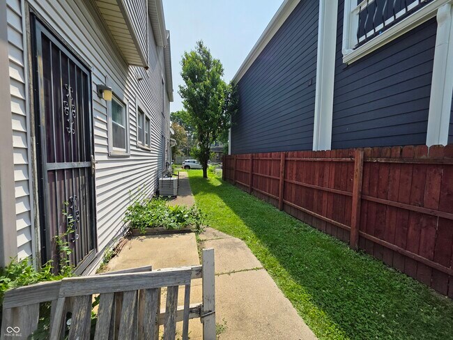 Foto del edificio - 2310 N Kenwood Ave