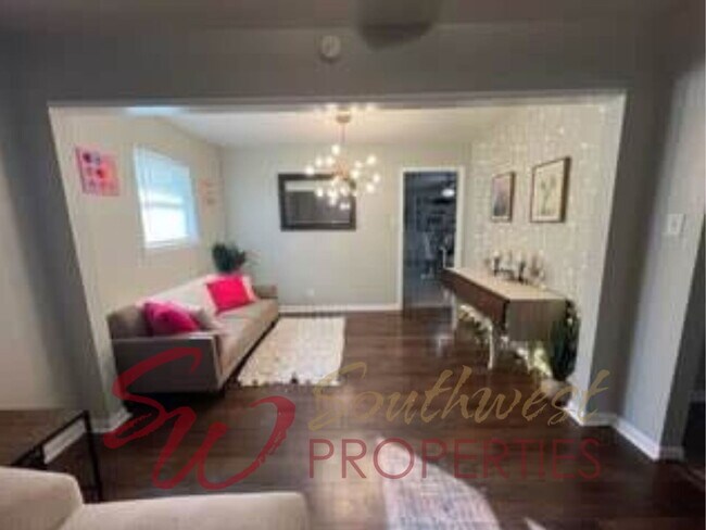 Foto del edificio - Fully Updated 3 Bed / 2 Bath on Corner Lot with Fenced Yard