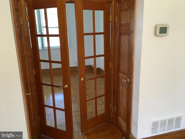 Foto del edificio - 2477 W Cold Spring Ln