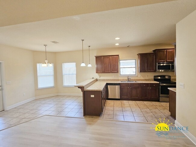 Building Photo - Gorgeous 4 Bedroom Home in Driftwood Estat...