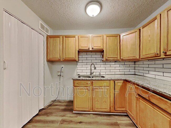 Foto del edificio - 11308 Ditman Ave