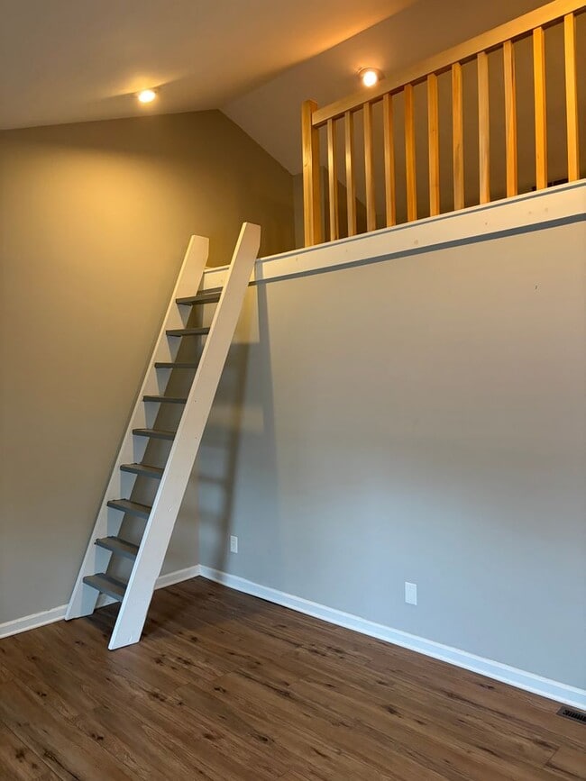 Building Photo - 2 bedroom 1.5 bath Townhouse available September!