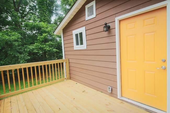 Photo - 100 Dog Day Dr House